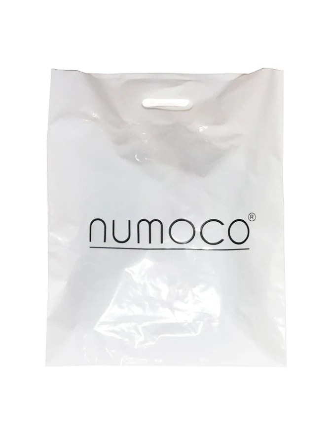 Biała plastikowa torba z czarnym logo "numoco" na środku. Torba ma wycięty uchwyt na górze, co ułatwia jej przenoszenie.