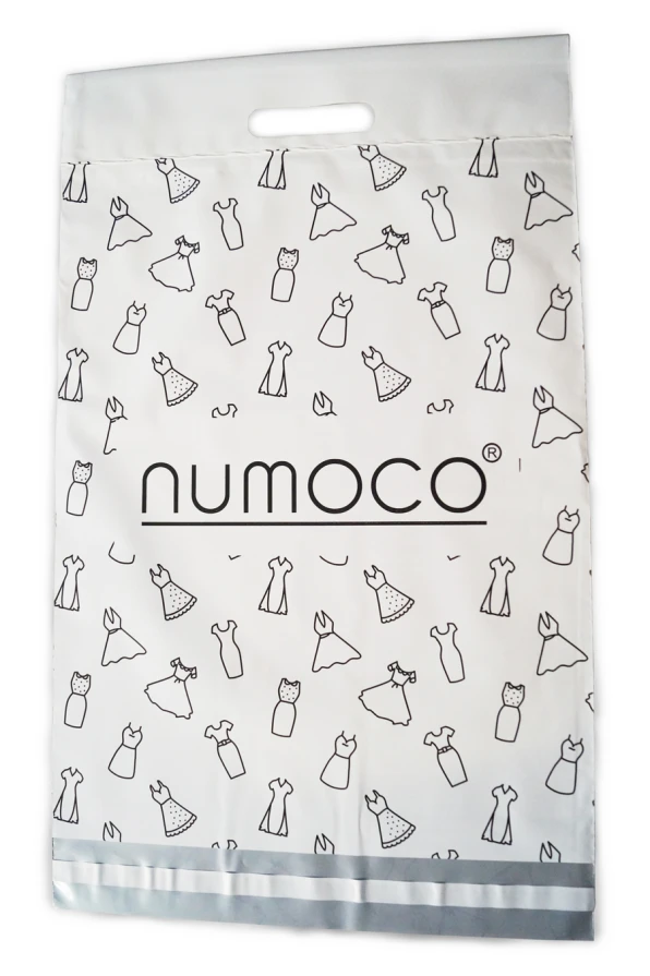 Baltas plastikinis maišelis su juodais suknelių piešiniais ir „Numoco“ logotipu centre. Maišelis turi patogią rankeną nešiojimui.