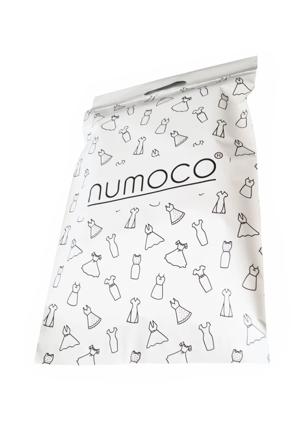 Ant nuotraukos matomas baltas, matinis siuntimo maišelis su juodais drabužių siluetais ir „numoco“ logotipu. Maišelis turi užsegimą viršuje, užtikrinantį saugų uždarymą.