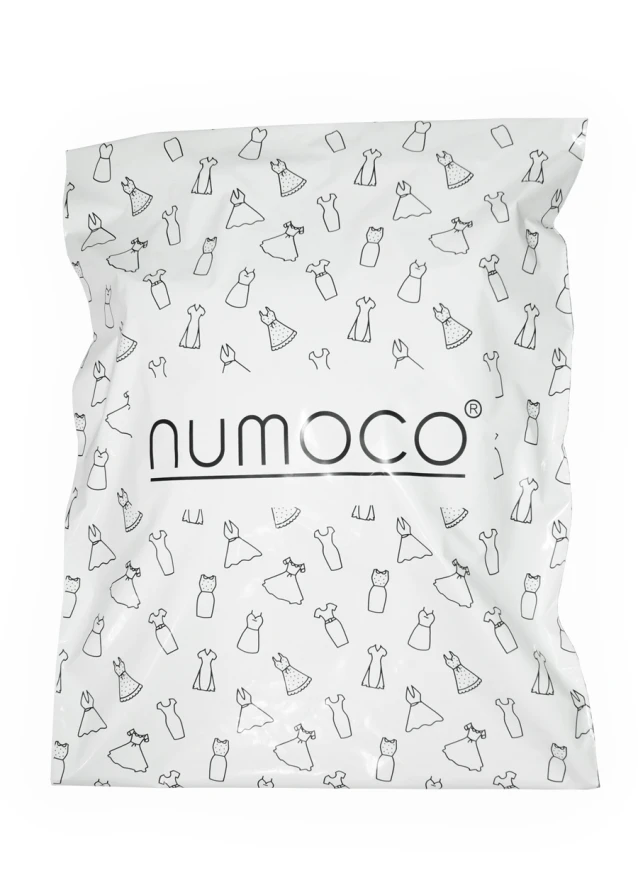 Didelis baltas siuntimo maišas su juodais drabužių piešiniais ir „Numoco“ logotipu centre. Puikiai tinka saugiam ir stilingam drabužių transportavimui.