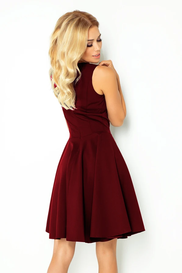 Moteriška suknelė be rankovių, pasižyminti elegantišku bordo atspalviu ir klostuotu sijonu. Suknelė puikiai tinka tiek kasdienai, tiek ypatingoms progoms.