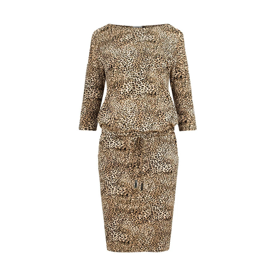 Leopardo rašto suknelė su trijų ketvirčių rankovėmis ir reguliuojamu juosmeniu. Elegantiškas ir patogus pasirinkimas kasdieniam dėvėjimui.