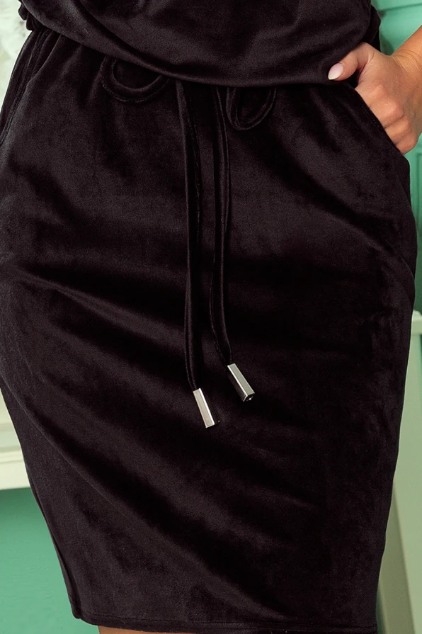 Juoda sportinė suknelė su raišteliais ties juosmeniu suteikia elegantišką ir patogų įvaizdį. Minkšta medžiaga ir praktiškos kišenės užtikrina komfortą kasdieniam dėvėjimui.