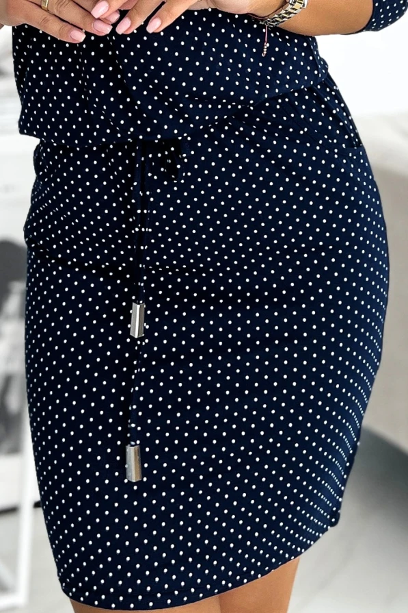 13-147 Sportinė suknelė su kišenėmis - tamsiai mėlyna su mažais taškeliais