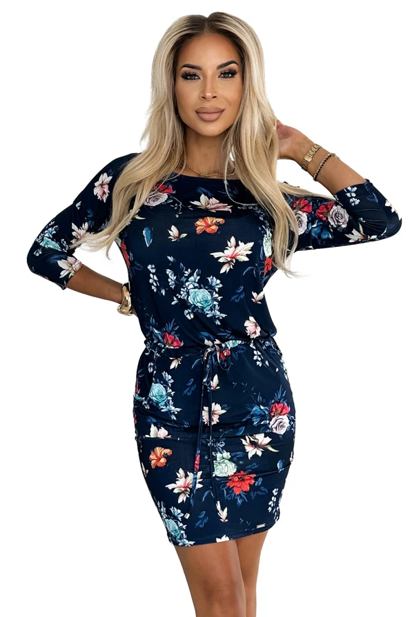 Sportinė suknelė su gėlėtu raštu, kuri suteikia elegancijos ir patogumo. Tamsiai mėlyna spalva su ryškiais gėlių motyvais puikiai tinka tiek kasdienai, tiek ypatingoms progoms.