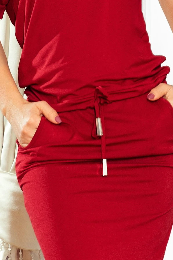 Raudona sportinė suknelė su kišenėmis ir reguliuojamu juosmeniu suteikia patogumo ir stiliaus. Minkšta medžiaga ir elegantiškas dizainas puikiai tinka kasdieniam dėvėjimui.