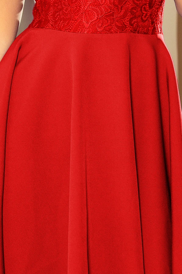 Elegantiška raudona suknelė su nėriniuota viršutine dalimi suteikia prabangos ir rafinuotumo įspūdį. Platus sijonas su klostėmis pabrėžia moterišką siluetą ir suteikia judesiui lengvumo.