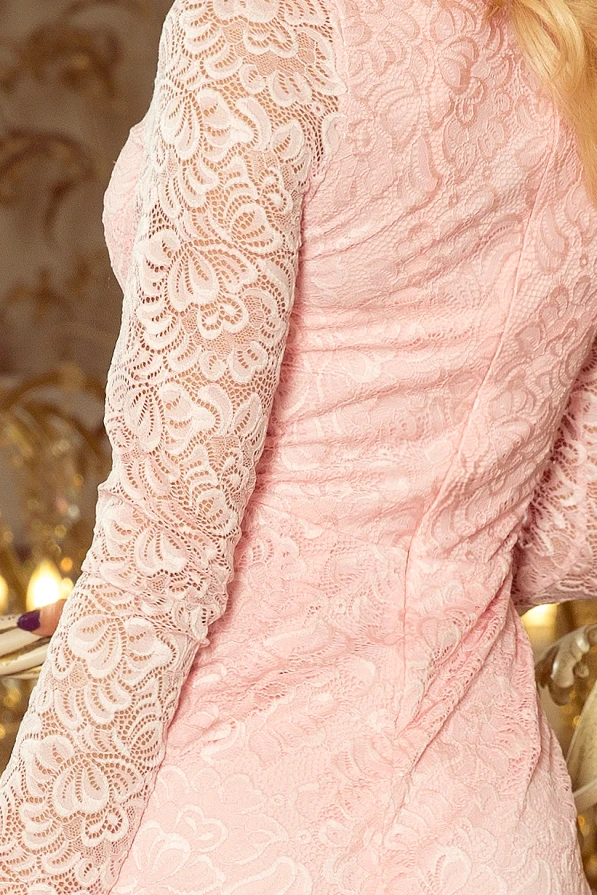 Šviesiai rožinė suknelė su ilgomis rankovėmis, pagaminta iš elegantiškos nėrinių medžiagos. Suknelė subtiliai priglunda prie kūno, suteikdama rafinuotą ir moterišką išvaizdą.