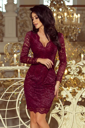 Elegantiška bordo spalvos nėriniuota suknelė su ilgomis rankovėmis ir subtiliu V formos iškirpimu. Suknelė puikiai priglunda prie kūno, pabrėždama moteriškas formas.}