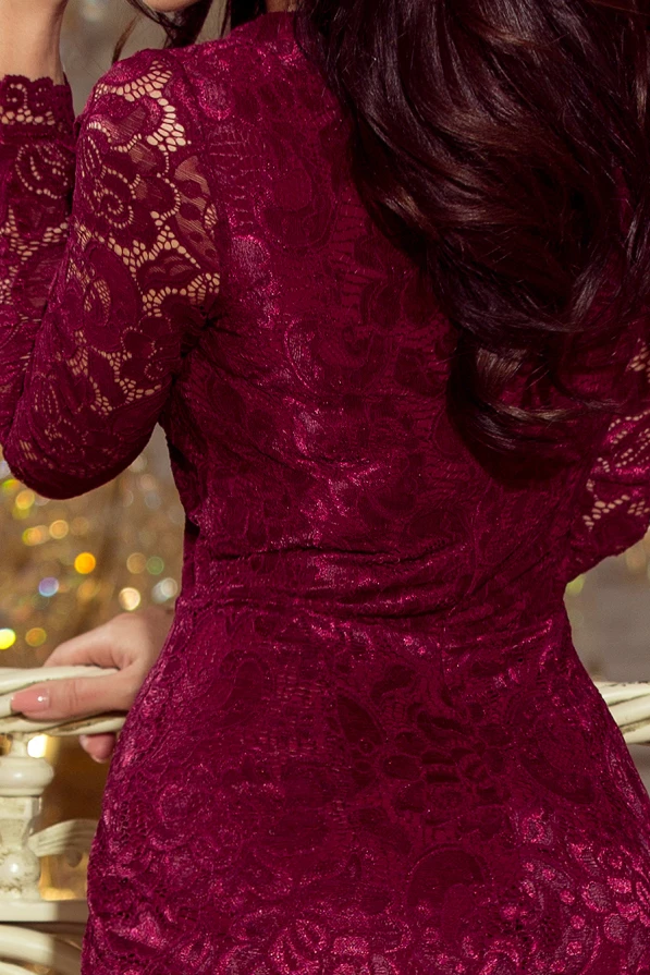 Elegantiška bordo spalvos suknelė su ilgomis rankovėmis, pagaminta iš prabangios nėrinių medžiagos. Suknelė subtiliai pabrėžia figūrą ir suteikia rafinuotą išvaizdą.