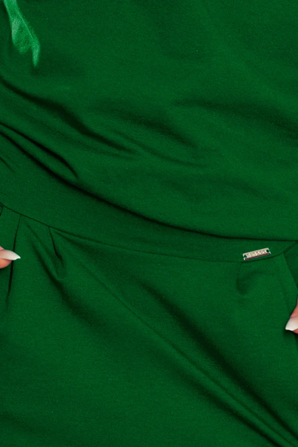 Žalia suknelė su elegantišku dekoltė, pagaminta iš minkštos ir patogios medžiagos. Suknelė turi subtilų prekės ženklo logotipą šone.