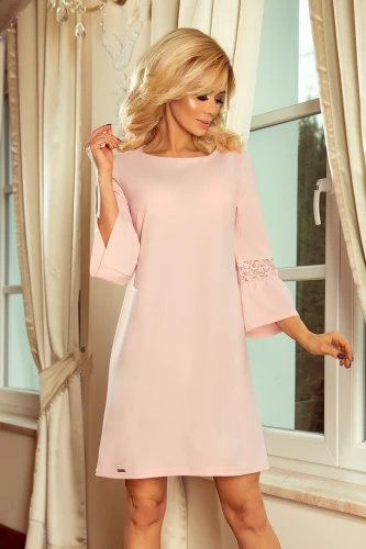 Šviesiai rožinė suknelė su trijų ketvirčių rankovėmis ir subtilia nėrinių detale ant rankovių. Suknelė pasižymi elegantišku ir moterišku dizainu, puikiai tinkančiu įvairioms progoms.}