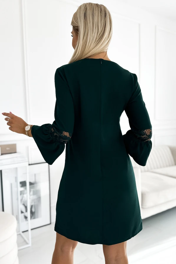 Elegantiška tamsiai žalia suknelė su ilgomis rankovėmis ir subtiliomis nėrinių detalėmis ant rankovių. Suknelė puikiai tinka tiek kasdieniam dėvėjimui, tiek ypatingoms progoms.