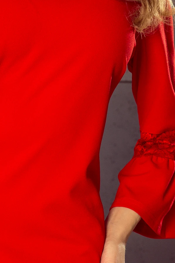 Raudona suknelė su elegantiškais nėriniais ant rankovių suteikia rafinuotumo ir moteriškumo. Audinys švelniai priglunda prie kūno, pabrėždamas siluetą.