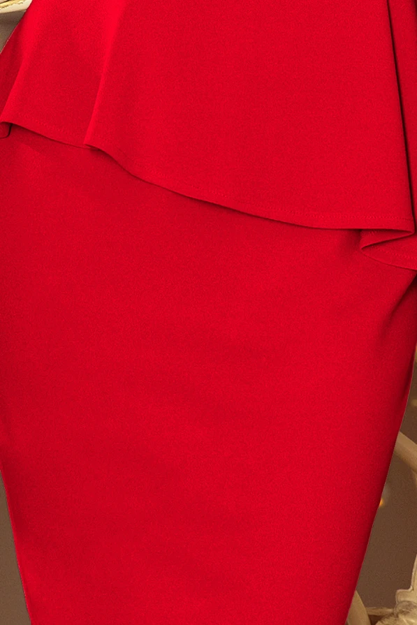 Eleganti raudona midi suknelė su subtiliu peplumo akcentu ties juosmeniu. Suknelė pasižymi aptakiu siluetu, kuris pabrėžia figūrą.