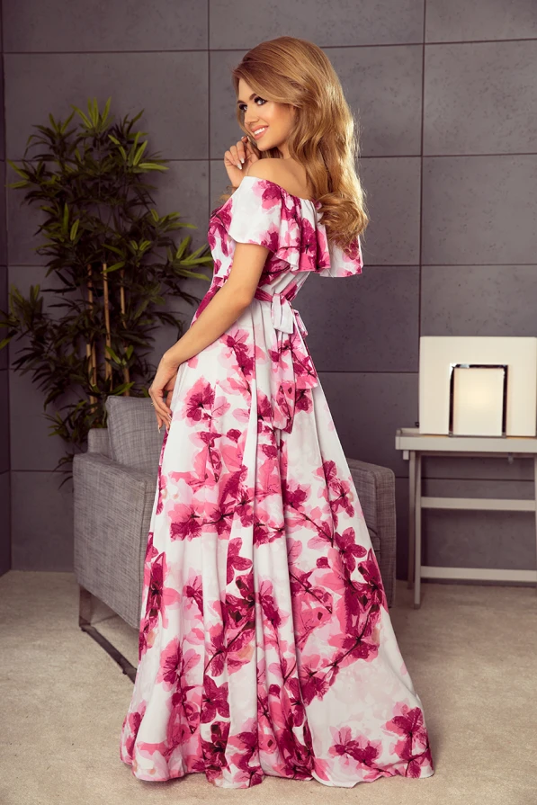 Ilga suknelė su ispanišku kirpimu, dekoruota ryškiais rožiniais gėlių raštais. Suknelė turi elegantišką kaklo iškirptę ir platų sijoną, suteikiantį romantišką išvaizdą.