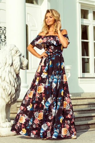 Ilga, elegantiška suknelė su ispaniško stiliaus iškirpte, dekoruota ryškiais gėlių raštais. Suknelė puikiai tinka vasaros šventėms, suteikianti lengvumo ir žavesio.}