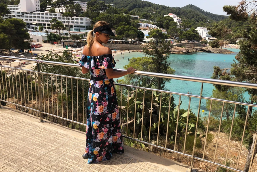Ilga suknelė su ispanišku kirpimu, dekoruota ryškiais gėlių raštais, puikiai tinka vasaros pasivaikščiojimams. Suknelė suteikia elegancijos ir laisvumo pojūtį, idealiai derinant su saulės akiniais ir skrybėle.