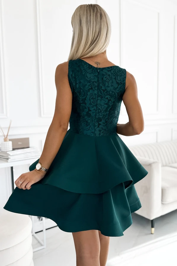Elegantiška, tamsiai žalia suknelė su dvigubu klostuotu sijonu ir subtiliu raštuotu korsetu. Suknelė puikiai tinka ypatingoms progoms, suteikianti elegancijos ir rafinuotumo.