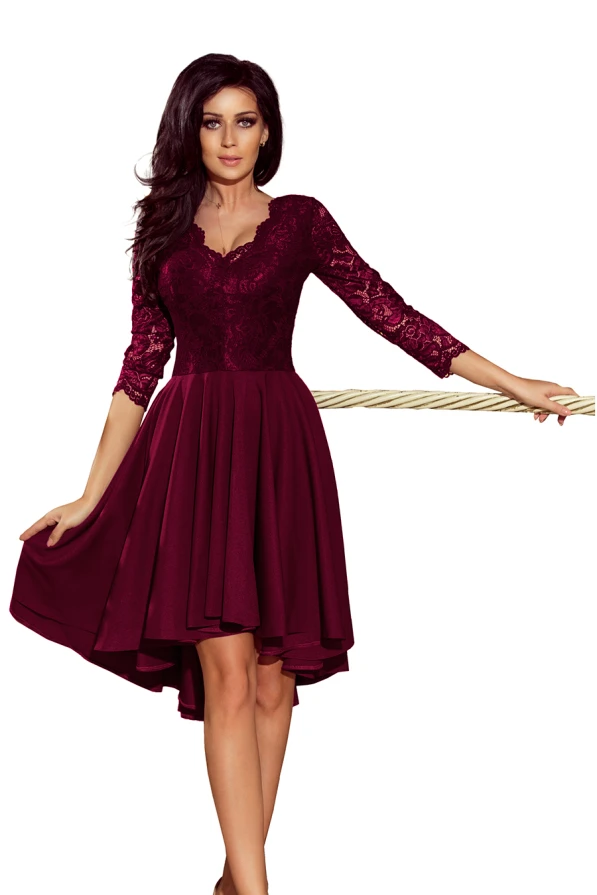 Elegantiška bordo spalvos suknelė su nėrinių viršumi ir trijų ketvirčių rankovėmis. Suknelė turi asimetrišką sijoną, kuris suteikia žavesio ir elegancijos.