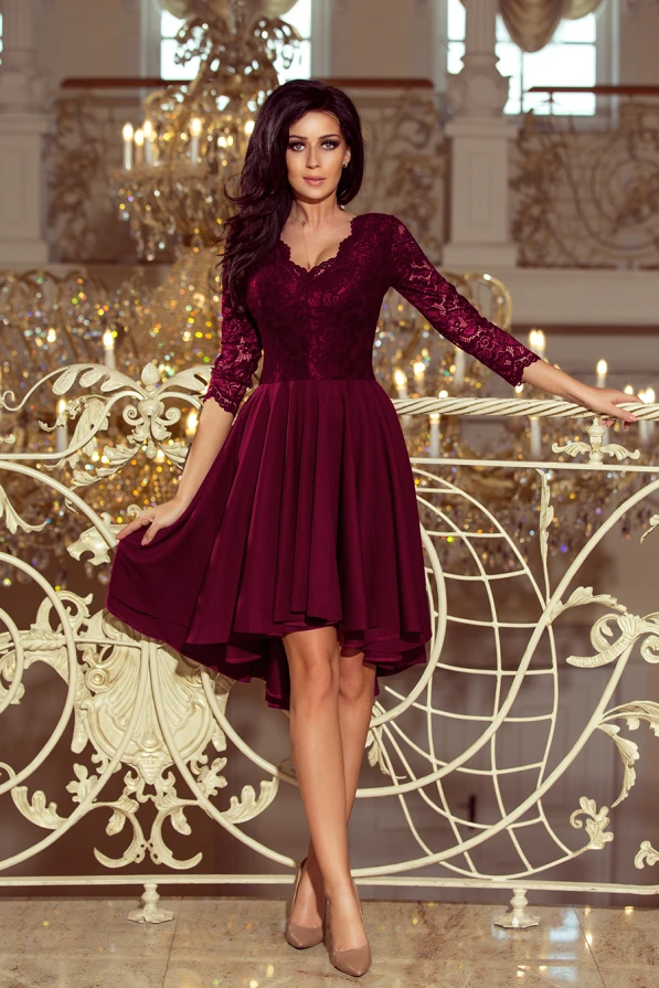 Elegantiška bordo spalvos suknelė su nėrinių viršumi ir asimetrišku sijonu suteikia prabangos ir rafinuotumo įspūdį. Suknelė puikiai tinka ypatingoms progoms, pabrėžiant moteriškumą ir stiliaus pojūtį.