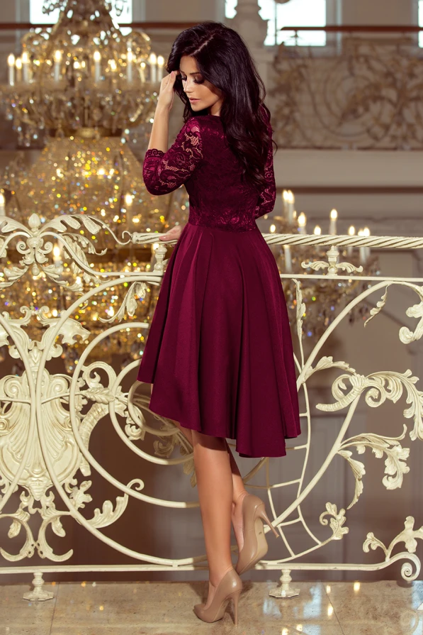 Elegantiška bordo spalvos suknelė su nėrinių viršumi ir trijų ketvirčių rankovėmis, puikiai tinkanti ypatingoms progoms. Suknelė turi platų, klostuotą sijoną, kuris suteikia elegancijos ir prabangos įspūdį.