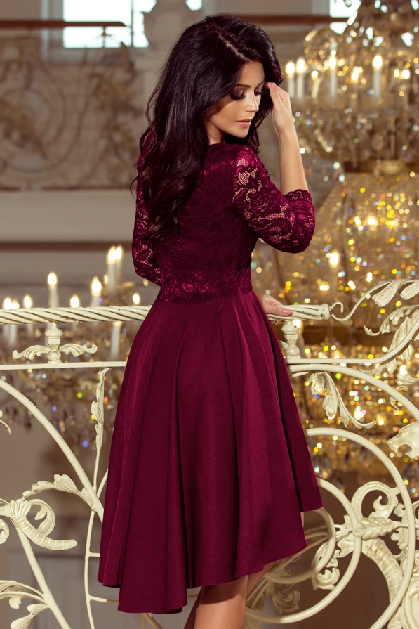 Elegantiška bordo spalvos suknelė su nėrinių viršutine dalimi ir trijų ketvirčių rankovėmis. Suknelė puikiai tinka ypatingoms progoms, suteikianti rafinuotumo ir moteriškumo.