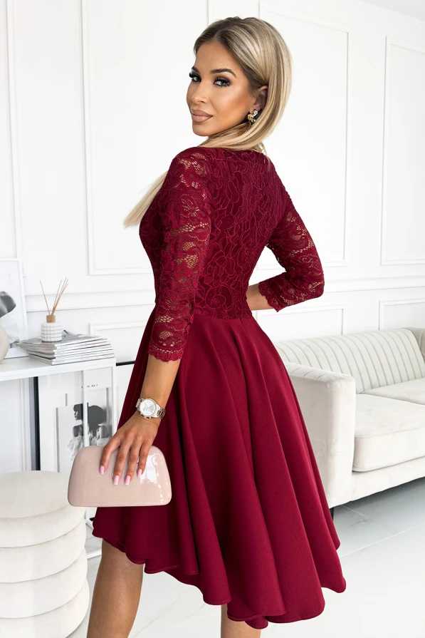 Moteriška suknelė su trijų ketvirčių rankovėmis pagaminta iš elegantiško, raudono nėrinių audinio. Suknelė turi platų, klostuotą sijoną, kuris suteikia grakštumo ir puošnumo.