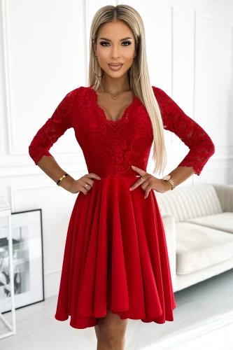 Raudona suknelė su nėriniuota viršutine dalimi ir trijų ketvirčių rankovėmis, suteikianti elegancijos ir rafinuotumo. Platus sijonas suteikia lengvumo ir puikiai tinka ypatingoms progoms.}