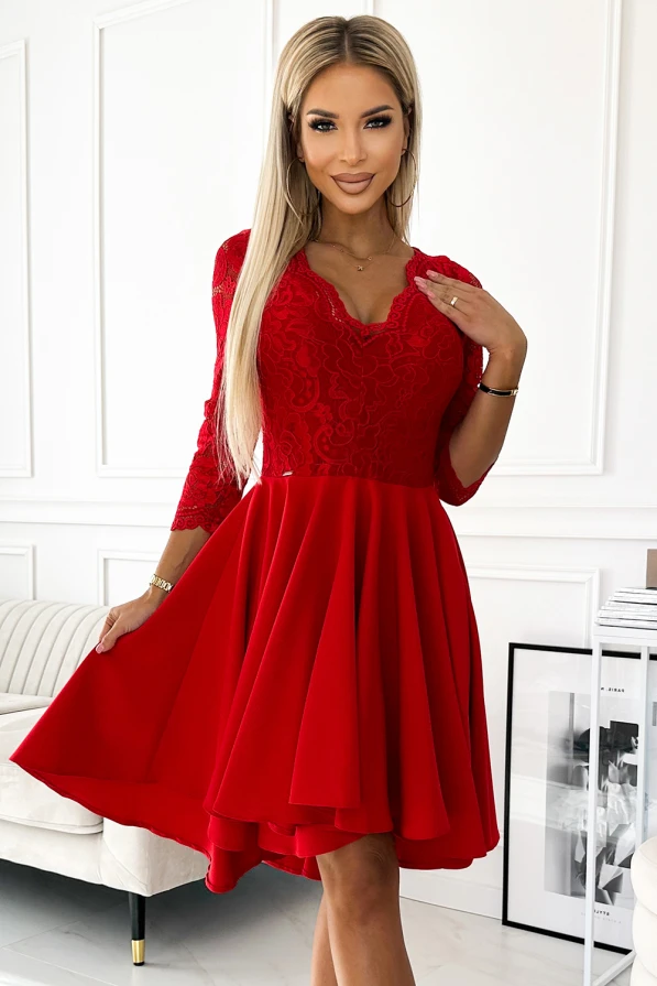Raudona suknelė su nėrinių viršumi ir trijų ketvirčių rankovėmis suteikia elegancijos ir rafinuotumo. Platus sijonas sukuria grakštų ir moterišką siluetą.