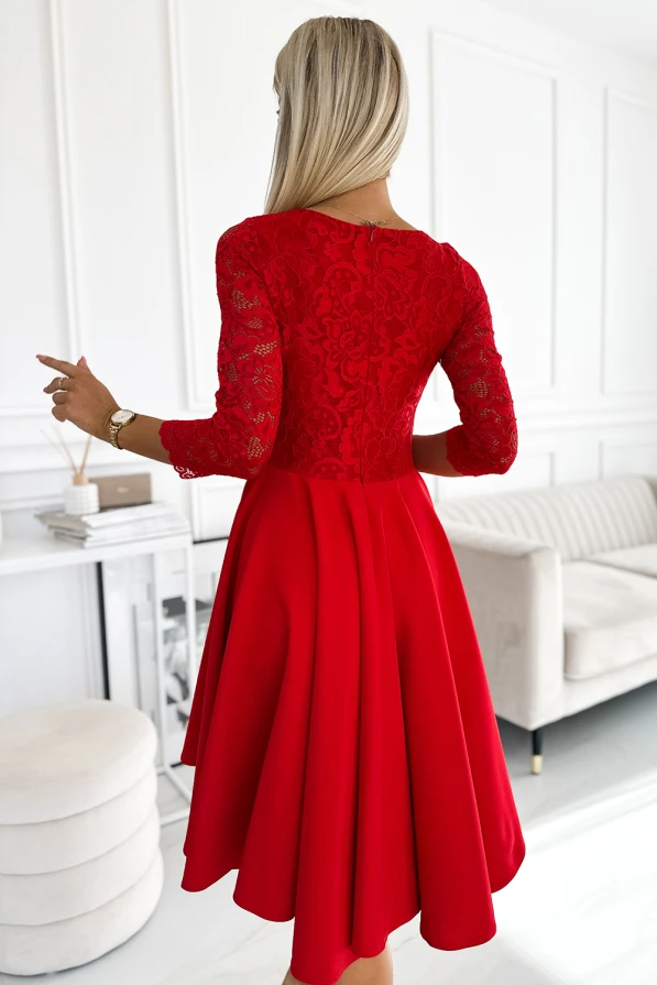 210-16 NICOLLE suknelė su nėriniuota iškirpte ir ilgesniu galu - raudona