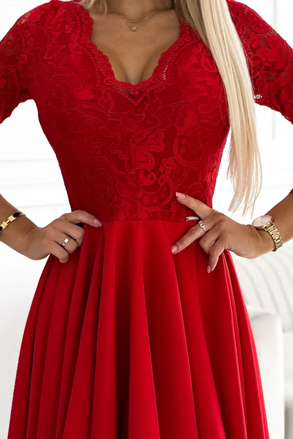 210-16 NICOLLE suknelė su nėriniuota iškirpte ir ilgesniu galu - raudona