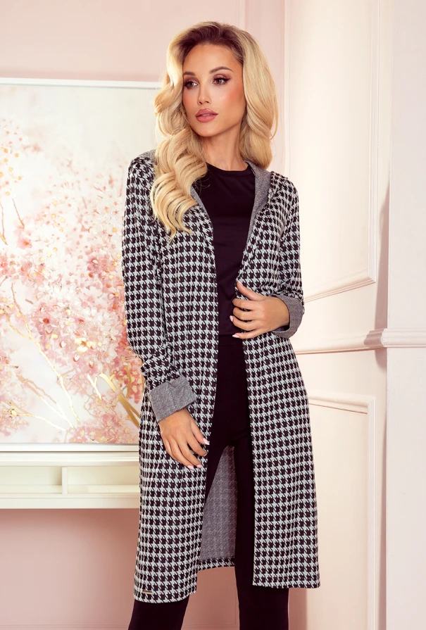 Ilga, šilta naršutė su gobtuvu, pasižyminti elegantišku juodai baltu raštu. Puikiai tinka tiek kasdieniam, tiek formalesniam stiliui.