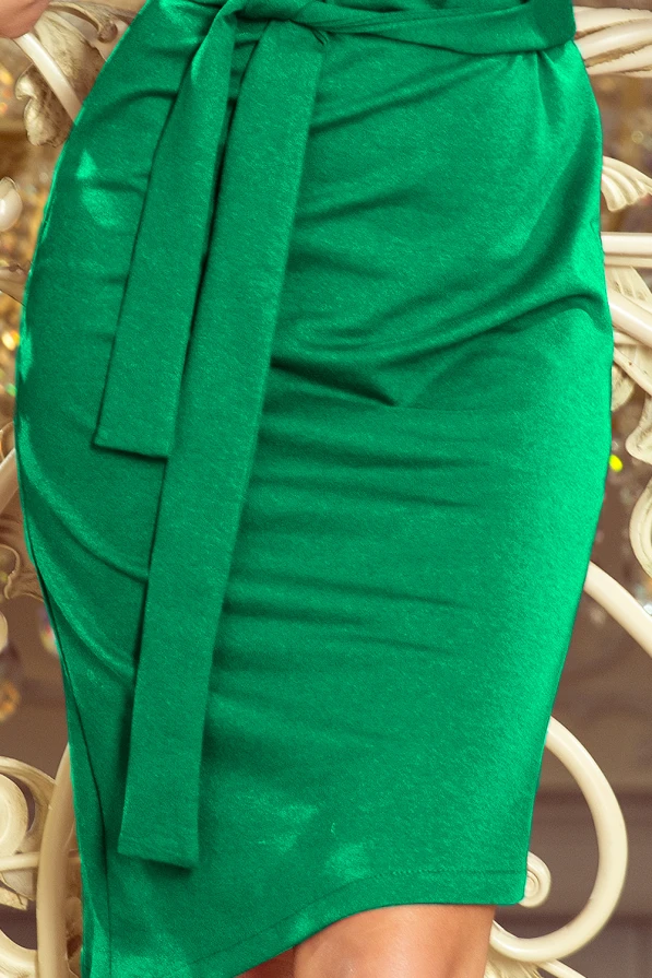 Žalia suknelė su asimetrišku kirpimu ir elegantišku diržu ties juosmeniu. Audinys švelniai priglunda prie kūno, suteikdamas rafinuotą ir stilingą išvaizdą.