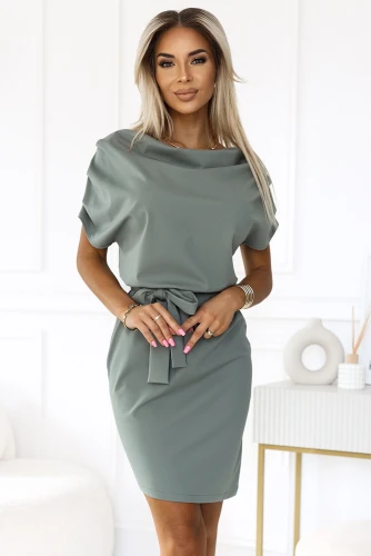 Elegantiška, asimetriška suknelė su diržu, pagaminta iš švelnios medžiagos, puikiai priglunda prie kūno. Suknelė pasižymi moderniu dizainu ir subtilia spalva, tinkama įvairioms progoms.}