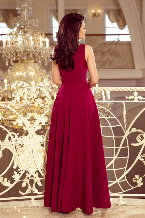 Ilga, elegantiška bordo spalvos suknelė su plačiu sijonu ir uždaru viršumi. Suknelė puikiai tinka iškilmingoms progoms, suteikianti rafinuotumo ir prabangos įspūdį.