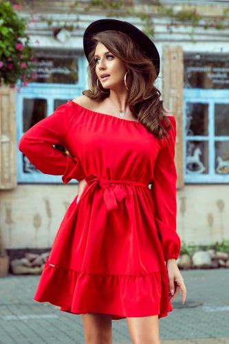 Raudona suknelė su ilgomis rankovėmis ir falbanomis, puošta dirželiu, suteikiančiu elegancijos. Suknelė puikiai tinka tiek kasdienai, tiek ypatingoms progoms.}
