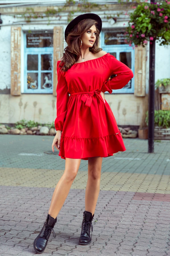 Ryški raudona suknelė su ilgomis rankovėmis ir elegantiškais raukiniais suteikia žaismingumo ir stiliaus. Suknelė puikiai tinka tiek kasdieniam dėvėjimui, tiek ypatingoms progoms.
