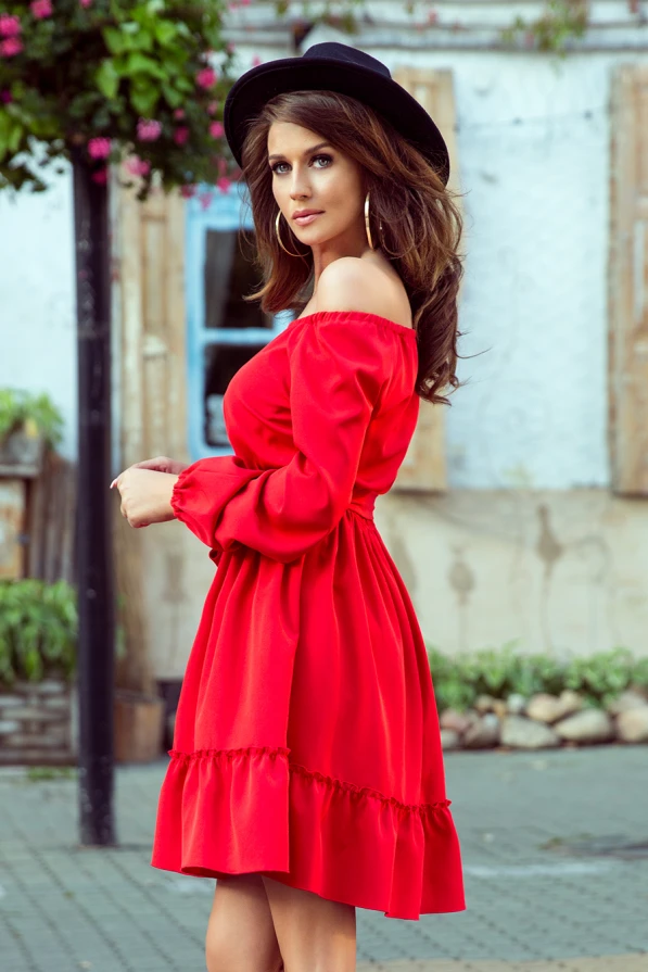 Raudona suknelė su ilgomis rankovėmis ir elegantiškomis raukinėmis apačioje suteikia žaismingumo ir moteriškumo. Suknelė puikiai tinka tiek kasdieniam dėvėjimui, tiek ypatingoms progoms.