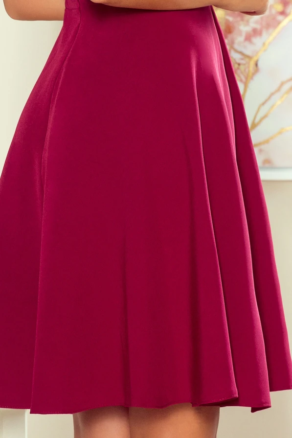 Elegantiška bordo spalvos suknelė su lengvai krentančiu sijonu. Suknelė puikiai tinka tiek kasdienai, tiek ypatingoms progoms.