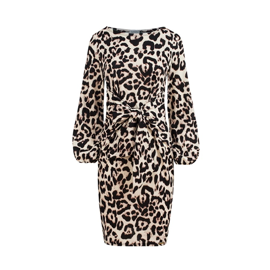 Elegantiška suknelė su leopardo rašto motyvais ir ilgomis rankovėmis suteikia išskirtinį stilių. Priekyje esantis mazgas pabrėžia liemenį ir suteikia žavesio.