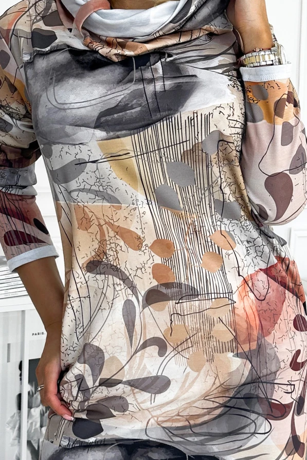 Elegantiška suknelė su golfu, dekoruota abstrakčiais raštais ir švelnių spalvų deriniu. Suknelė turi trijų ketvirčių rankoves ir yra pagaminta iš minkštos, patogios medžiagos.