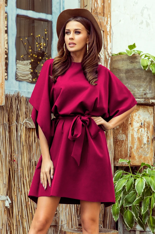 Moteriška suknelė „Sofia“ pasižymi elegantišku dizainu su plačiomis rankovėmis ir diržu, kuris pabrėžia liemenį. Suknelė yra sodrios bordo spalvos, puikiai tinkanti tiek kasdienai, tiek ypatingoms progoms.