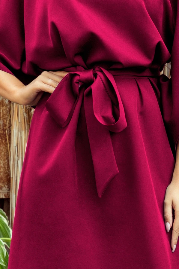 Elegantiška bordo spalvos suknelė su plačiu diržu, kuris subtiliai pabrėžia liemenį. Suknelė pagaminta iš minkštos, aukštos kokybės medžiagos, suteikiančios komfortą ir stilių.