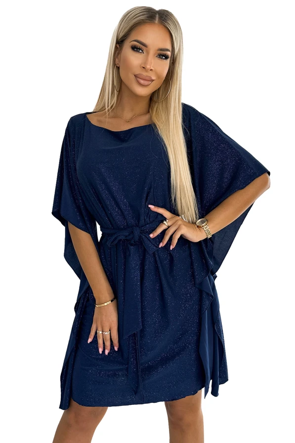 Mėlyna suknelė su blizgančiu efektu ir plačiomis rankovėmis suteikia elegancijos ir žavesio. Suknelė turi pririšamą diržą, kuris pabrėžia liemenį.