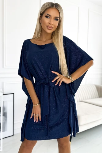 Moteriška tamsiai mėlyna suknelė su blizgučiais ir plačiomis rankovėmis suteikia elegancijos ir prabangos įspūdį. Suknelė turi juosmenį pabrėžiantį diržą, kuris suteikia figūrai formą.}