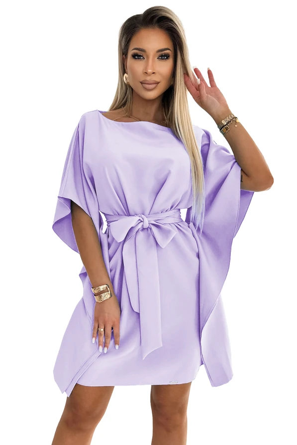 Moteriška suknelė švelniai violetinės spalvos, pasižyminti elegantišku dizainu ir plačiomis rankovėmis. Suknelė turi dekoratyvinį diržą, kuris pabrėžia liemenį.