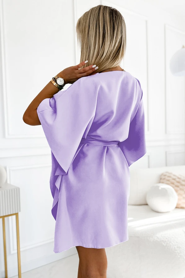 Moteriška suknelė švelniai violetinės spalvos, su plačiomis rankovėmis ir diržu, suteikiančiu elegancijos. Suknelė pagaminta iš lengvos medžiagos, idealiai tinka vasaros dienoms.
