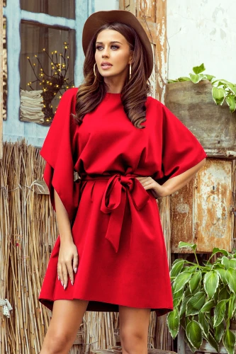 Raudona suknelė su plačiomis rankovėmis ir dekoratyviniu diržu, suteikiančiu elegancijos ir moteriškumo. Suknelė puikiai tinka tiek kasdieniam dėvėjimui, tiek ypatingoms progoms.}