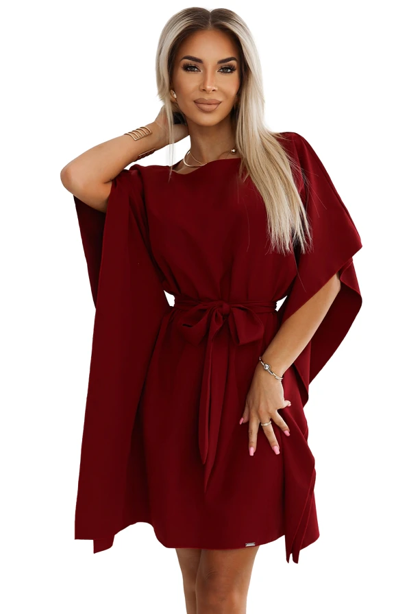 Elegantiška bordo spalvos suknelė su plačiomis rankovėmis ir dekoratyviniu diržu, pabrėžiančiu liemenį. Suknelė puikiai tinka tiek kasdienai, tiek ypatingoms progoms.